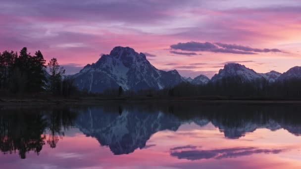 Romântico pôr do sol colorido, calmo lago de montanha, céu roxo e rosa nuvens vívidas — Vídeo de Stock