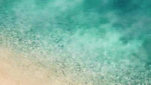 Fondo de agua cinematográfico 4K, hermosa superficie humeante de agua de color verde azulado — Vídeo de stock