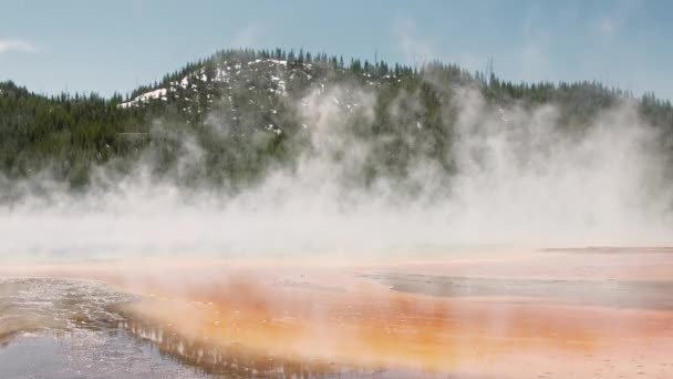 Episch uitzicht op dampende geiser Grand Prismatic bekken in Yellowstone National Park — Stockvideo