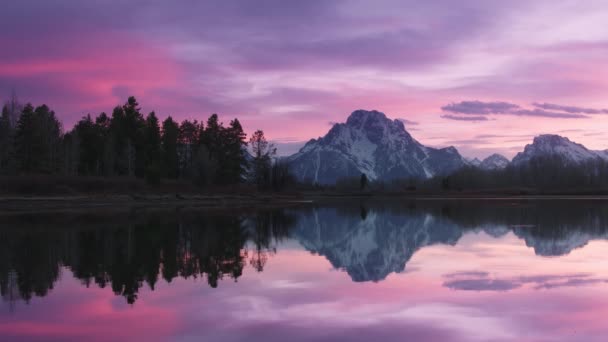 Puesta de sol escénica en el Parque Nacional Grand Teton. Cinemático cielo nublado rosa y púrpura — Vídeos de Stock