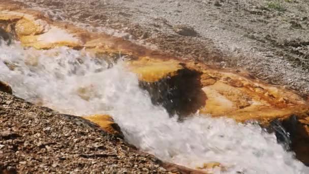 Corriente de agua caliente de cámara lenta en geiser volcánico básico, hierro y mineral de cobre — Vídeos de Stock