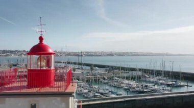 Cascais şehrinin okyanus kıyısında bulunan kırmızı deniz feneri, Portekiz, Avrupa