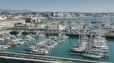 Güneşli bir günde Cascais limanındaki yelkenliler, Portekiz, Avrupa.