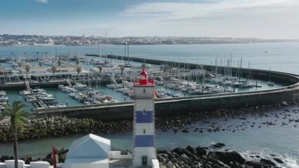 Fyrtårn og havneby Cascais på solskinnsdag, Portugal, Europa – stockvideo