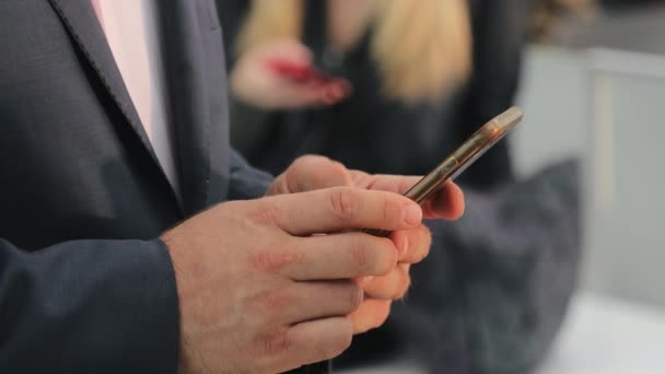 4K cerca de las manos del hombre de negocios caucásico que trabaja en el teléfono inteligente de forma remota — Vídeo de stock