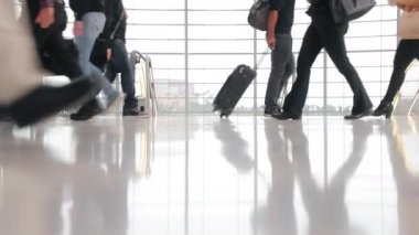 4K ağır çekim seyahat görüntüleri. İnsanlar havaalanından bavul taşımakla meşgul. 