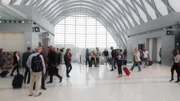 Zeitlupenaufnahmen geschäftiger Geschäftsleute, die an einem modernen Busbahnhof vorbeilaufen — Stockvideo