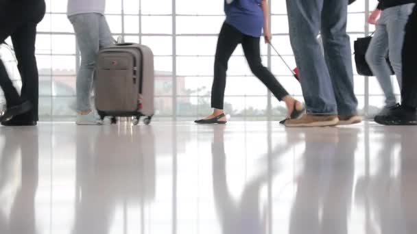 Close-up bekijk reizigers in drukke internationale luchthaventerminal na Coronavirus — Stockvideo