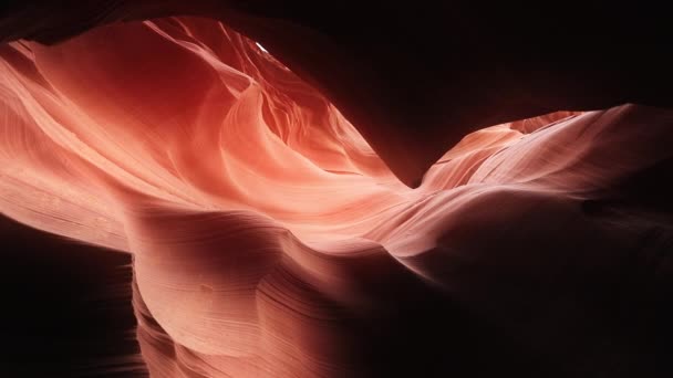 Cinematische rode en oranje tinten rotsen in golvend water patroon in Antelope Canyon — Stockvideo