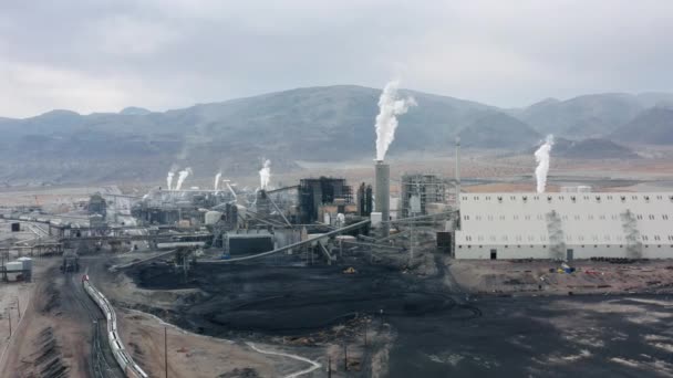 공기를 오염시키는 많은 파이프들이 있는 더러운 공업 지역 의 4K 공중을 뿜어내는 장면 — 비디오