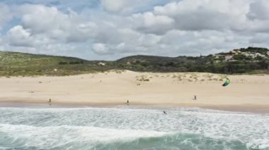 Portekiz, Avrupa 'da Atlantik Okyanusu sahillerinde uçurtma uçuran bir adam.