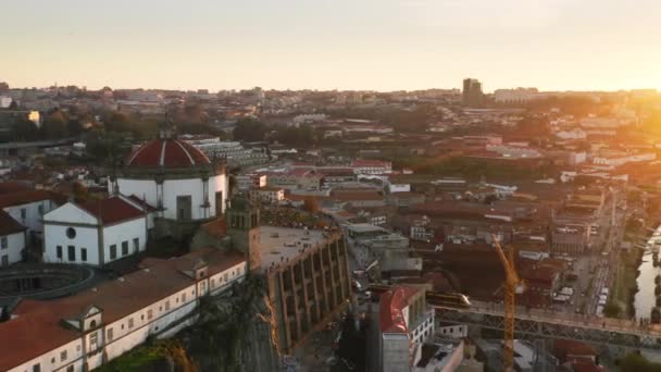 Um bonde circula dentro da cidade histórica ao longo da ponte icônica — Vídeo de Stock