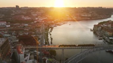 Renkli binaları olan mükemmel küçük Avrupa şehrinin havadan görünüşü