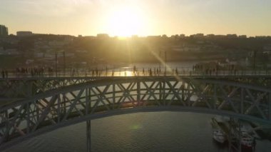 İnsansız hava aracı görüntüleri, insanların resimli antik kenti bir bakış açısından gözlemlediğini gösteriyor.