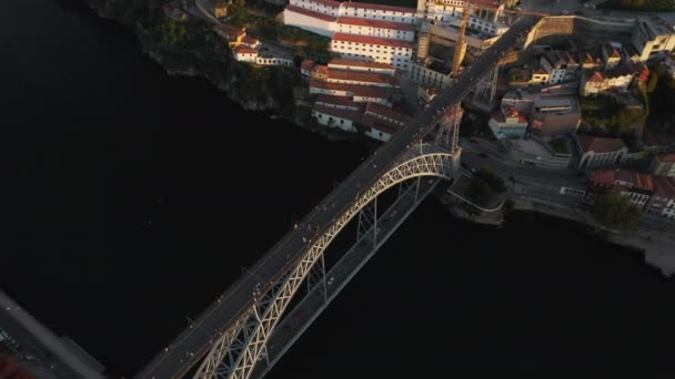 川の岸に古代の建築物と都市の丘のドローン映像 — ストック動画