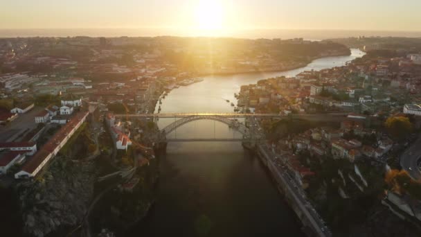 El agua fluye a través de todo el paisaje del Patrimonio Mundial visto desde arriba — Vídeo de stock