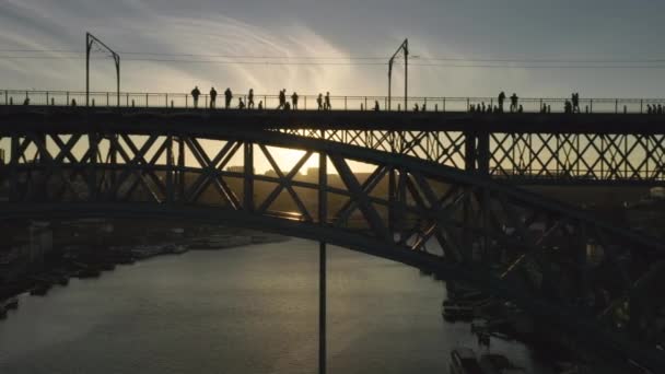 Touristen genießen goldenen Sonnenuntergang über der historischen Architektur — Stockvideo