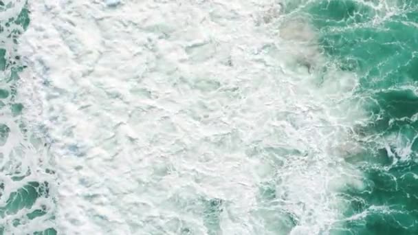 Ωκεάνια κύματα αφρίζουν στην παραλία. Άρρεν surfer κολύμπι στη θάλασσα — Αρχείο Βίντεο