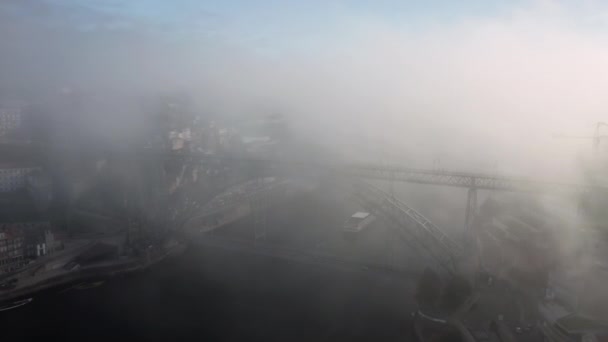 パステルカラーのタウンハウス、教会、霧の多い空のモニュメント — ストック動画