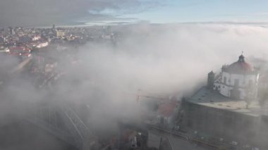 Porto. Portekiz. Yoğun gelişimli eski yerleşimin panoramik görünümü 