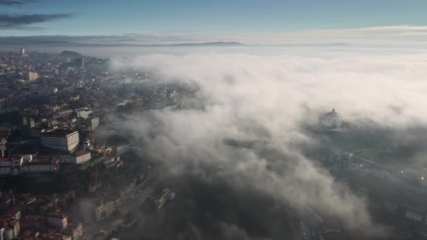 中世都市の霧に覆われた空の美しい朝 — ストック動画