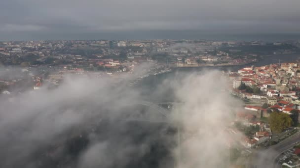 Oporto 'nun tarihi merkezinde sisli bir sabah. Arka planda bulutlu bir siluet var. — Stok video