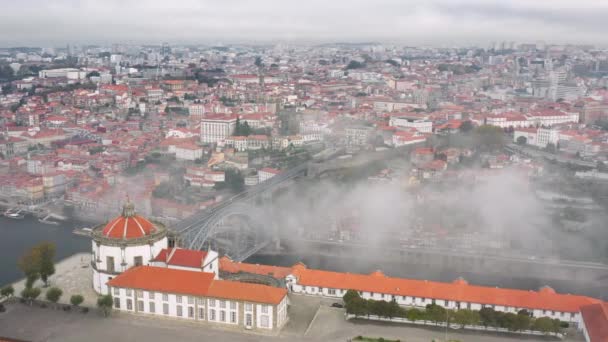 Malebná krajina s ikonickým mostem a vlakem pohybující se mezi městskými bloky — Stock video