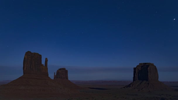 Долина Пам'ятника часу 4K з зорями Чумацького Шляху, що рухаються в синьому нічному небі США — стокове відео