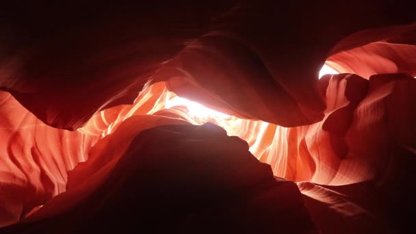 Antelope canyon med släta och vågiga sandstensväggar i orange röda färger, USA — Stockvideo