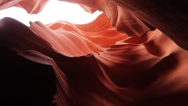 Natuur canyon 4K achtergrond, Cinematic golvend patroon rood oranje Antelope Canyon — Stockvideo