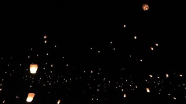 Sinema manzaralı yüzen fenerler, gece gökyüzü, Sky Lantern festivalini başlatan ABD