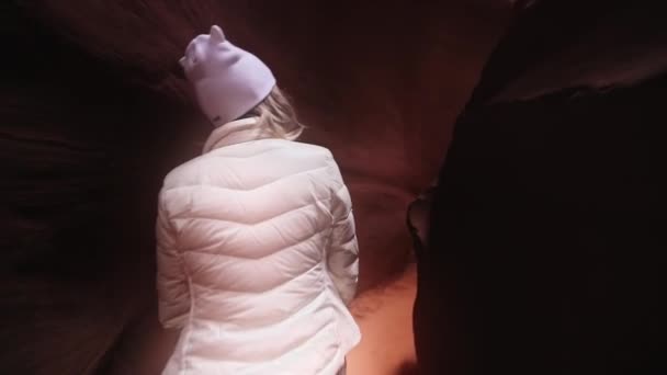 Câmera segue mulher em viagem ou aventura, viajante em ondulado Antelope canyon EUA — Vídeo de Stock