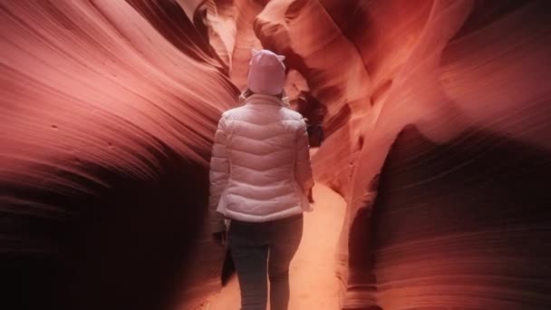 Kamera následující žena cestovatel objevování magické kinematografické Antelope Canyon USA — Stock video