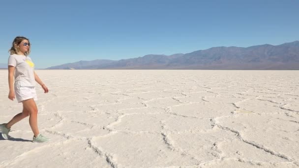 Happy woman traveler walking by cinematic white Death Valley National Park, USA — Wideo stockowe