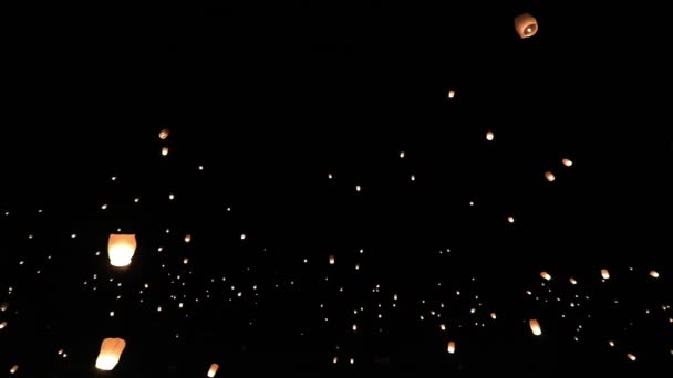 Vista cinematográfica linternas flotantes cielo nocturno, lanzamiento Sky Lantern festival USA — Vídeos de Stock