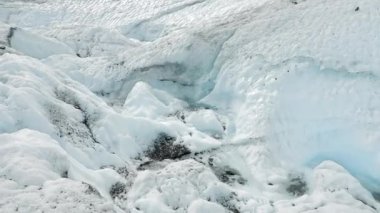 Eriyen buzulu siyah kül, küresel ısınma ve sera etkisiyle kapatın.