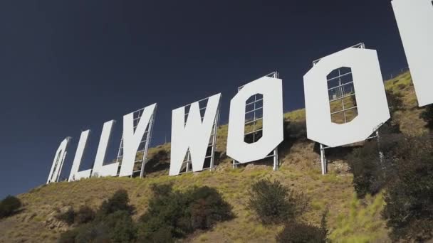 EXCLUSIVE Hollywood Hills close up panorama no verão, vista épica Hollywood sinal — Vídeo de Stock