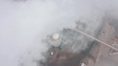 İklim değişikliği, ekoloji destansı hava, toksik emisyonlu yüksek duman yığını 4K