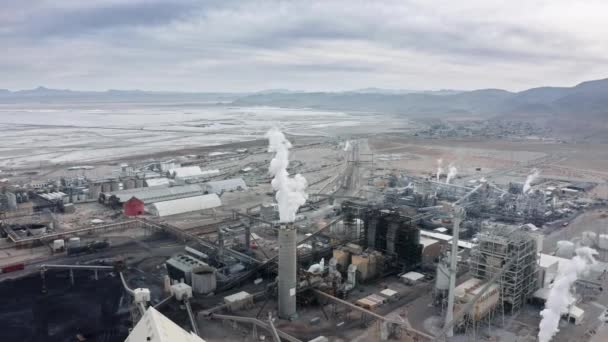 Drone shot of industrial zone with thick smog and burning fossil fuels, USA 4K — Vídeos de Stock