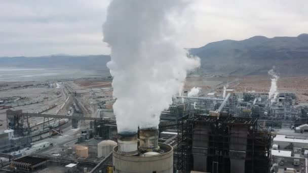 GLOBAL WARMING Tubos industriais atmosfera poluente com smog, EUA 4K antena — Vídeo de Stock