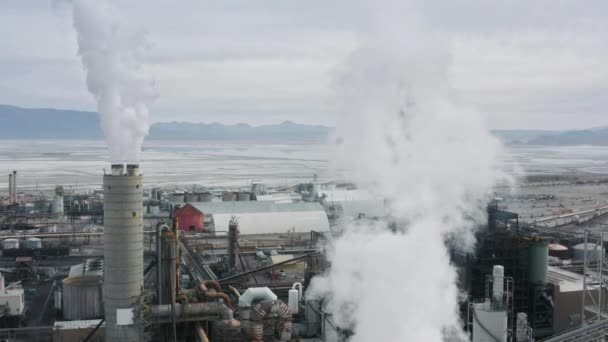 Kemisk anläggning som pumpar ut rök och ånga, Industriell luftförorening 4K USA — Stockvideo