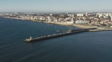 Kentsel alan Atlantik Okyanusu 'nun kıyı şeridine kadar uzanır.