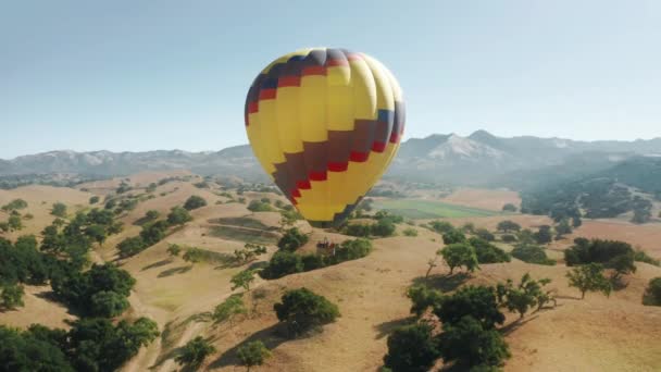 Kleurrijke Hete lucht ballon vliegen over Californië landschap 4K luchtfoto 's USA — Stockvideo