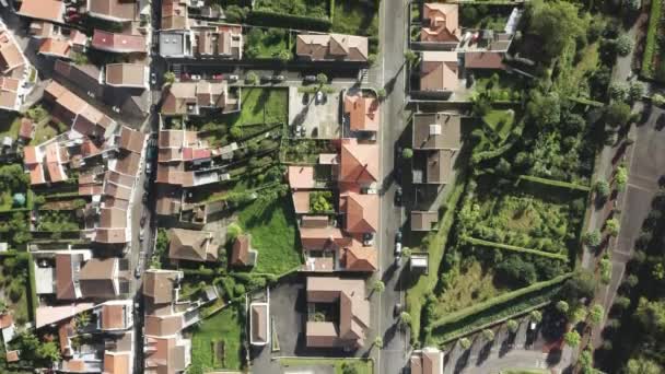 Міські передмістя з приватними будинками в сонячний день. Вид зверху на дахи будівель — стокове відео