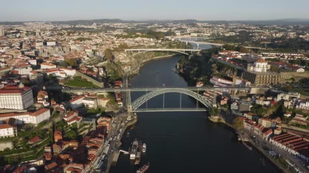 Imágenes aéreas de la ciudad con puentes a través del sinuoso río — Vídeo de stock
