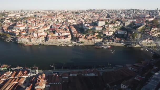 Drone filmato del centro storico e del fiume Douro sul lato Gaia — Video Stock