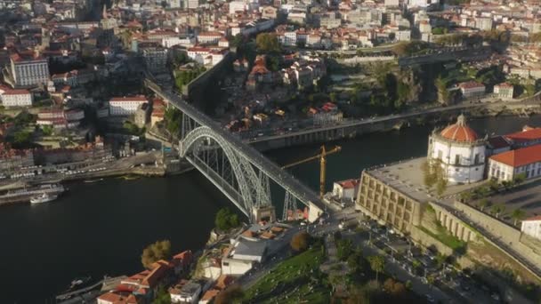 Vista aérea do metrô da cidade correndo no convés superior da ponte icônica — Vídeo de Stock