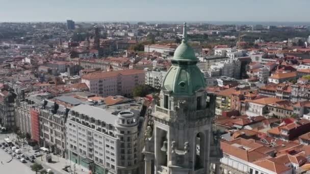 Vista aérea de las extravagantes floraciones arquitectónicas de las fachadas y techos — Vídeo de stock