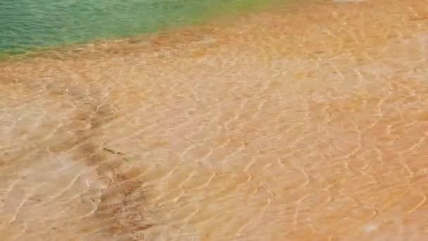 Transparente textura transparente de la superficie del agua ondulante, siguiendo el flujo de agua volcánica — Vídeos de Stock
