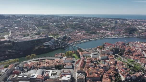 Treno urbano di Oporto in viaggio lungo il ponte Dom Luis I — Video Stock